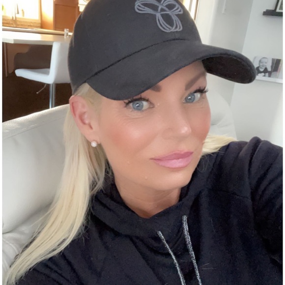 Meet your Posher, Nicole - Picture 2 of 7